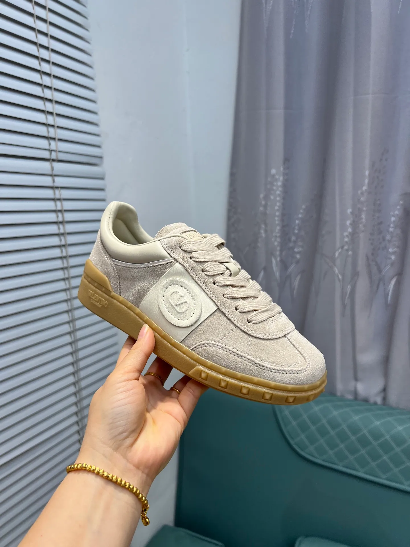 Men's shoes 💰620 👉🌹🌹VALENTINO counter synchronized new low-top casual sports shoes 👍Professional and high-end, perfect replica, first-class quality! 👍All made of original 1:1 materials, exclusive mold opening! 👍High mercerized cowhide fabric 👍TPU outsole, comfortable and wear-resistant, brand injection insole, 👍Full set of high-end counter packaging 👍All details are customized with 1:1 mold, striving for perfection! 👍Couple style female 35-41, male 38-46 (female 41, male 45 46 customized)